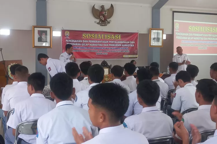 Edukasi tentang bahaya penyalahgunaan dan peredaran gelap narkotika dari BNN Kabupaten Kendal kepada calon anggota Paskibraka Kendal.  (edi prayitno/kontributor kendal)