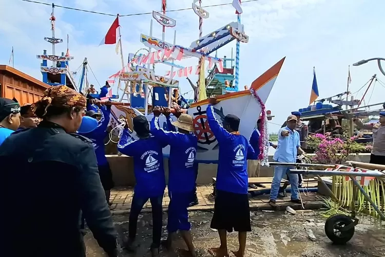 Miniatur kapal berisi kepala kambing yang akan dilarung di perairan Kendal dalam tradisi sedekah laut warga Kelurahan Bandengan Kota Kendal.  (edi prayitno/kontributor Kendal)