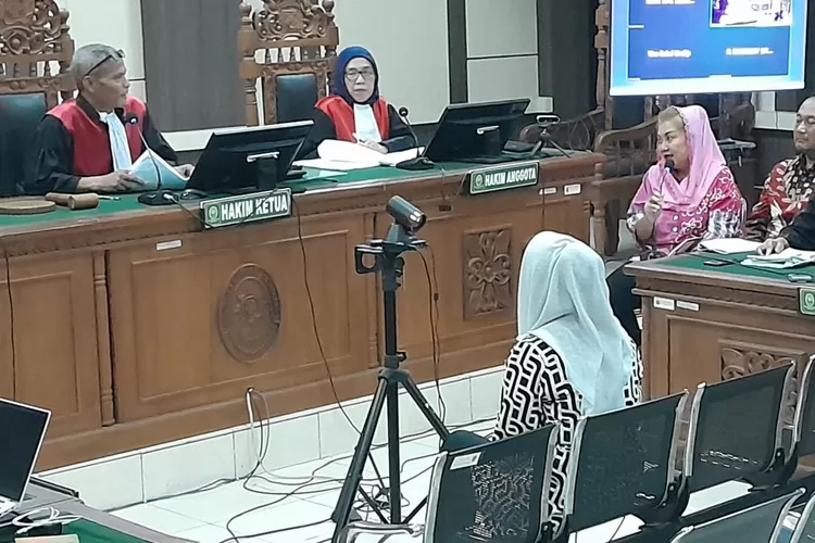 Sidang kasus korupsi Mbak Ita dimana Indriyasari menjadi saksi. (Ayosemarang.com/ Audrian Firhannusa)