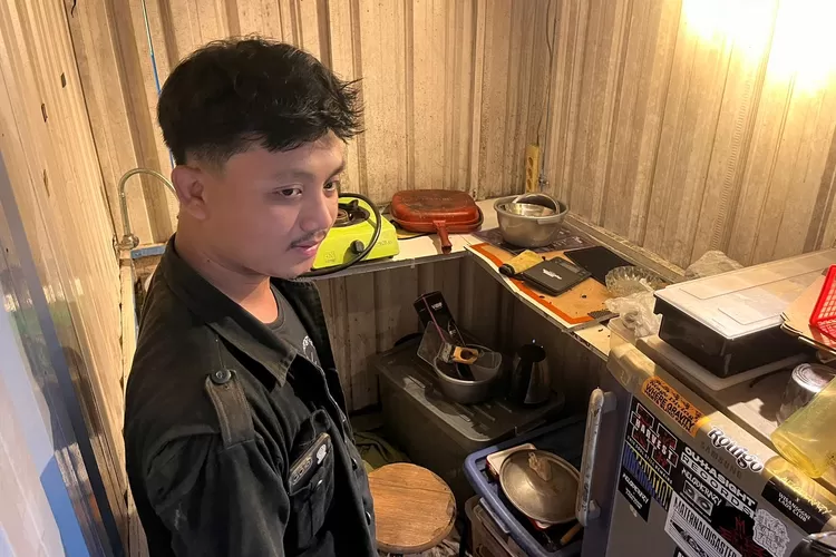 Salah satu mahasiswa yang menemukan 39 peluru di Wonodri Semarang. Mereka mengira peluru itu replika. (Ayosemarang.com/ Audrian Firhannusa)