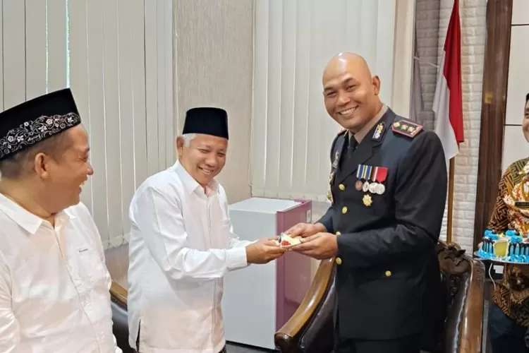 Ketua PCNU Kendal&nbsp; memberikan kejutan di HUT Bhayangkara kepada Kapolres Kendal.  (dokumen)