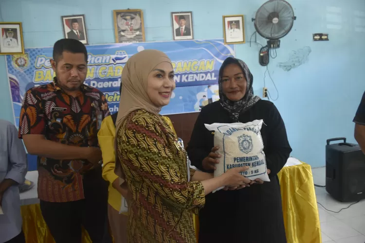 Bupati Kendal serahkan bantuan cadangan pangan kepada warga Desa Kartika Jaya Selasa 1 juli 2025.  (edi prayitno/kontributor Kendal)