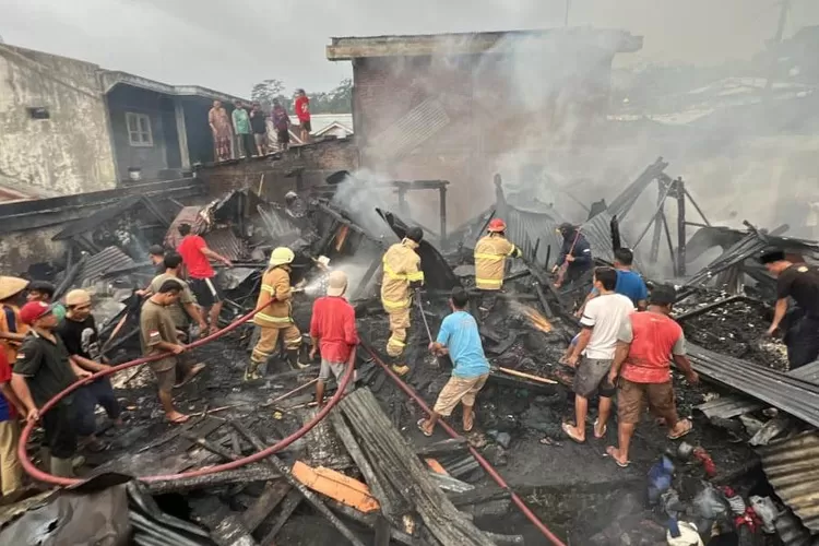 Petugas Damkar dibantu wargadan TNI-Polri memadamkan api yang membakar rumah warga di Desa Wonodadi Plantungan Selasa 1 Juli 2025.   &nbsp; (Dokumen)