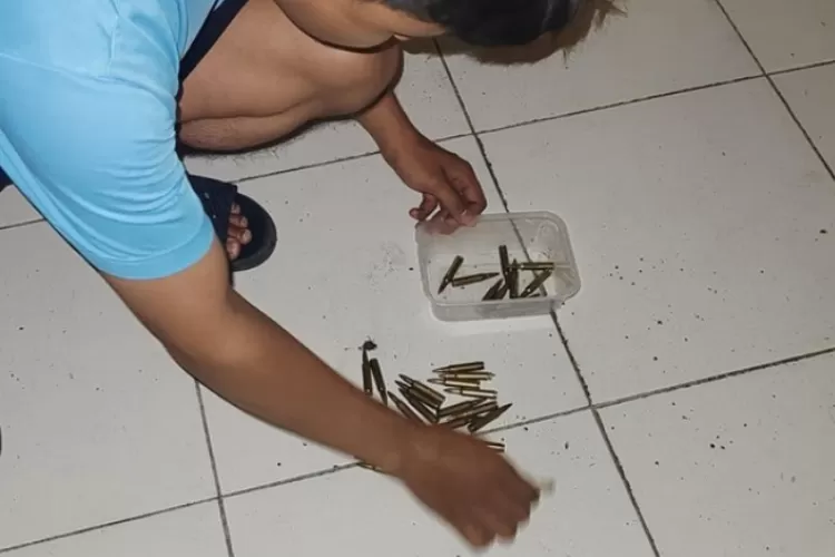 Puluhan peluru kaliber 5,56 mm yang ditemukan dalam kios kosong di Wonodri Semarang.  (dok Polda Jateng)