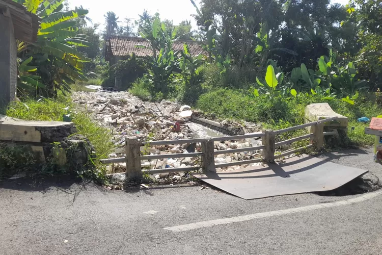 Sampah menumpuk di Perbatasan Wonosari dan Bangunrejo Kendal hingga kondisi jembatan ambles.  (dokumen)