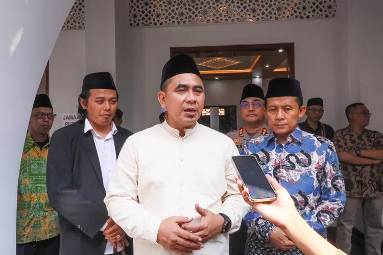 Wakil Gubernur Taj Yasin saat meresmikan Masjid Baitul Hasan. Taj Yasin sampaikan komitmennya untuk memperkuat ekosistem pesisir dan perlindungan nelayan. (Humas Jateng)