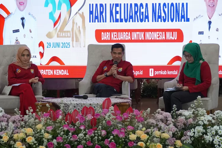 Wakil bupati Kendal dalam peringatan Hari Keluarga Nasional (Harganas) di Pendopo Tumenggung Bahurekso Kamis 3 juli 2025.  (edi prayitno/kontributor kendal)
