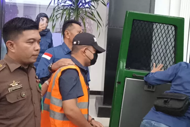 Tersangka dari pihak swasta digiring petugas Kejaksaan Negeri Kendal ke mobil tahanan Kamis 3 Juli 2025.  (edi prayitno/kontributor kendal)