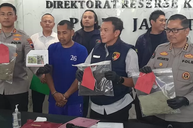 Tersangka pembunuhan perempuan di persawahan Demak saat dihadirkan di Polda Jateng. Tersangka membunuh karena teringat hutang istri.  (Ayosemarang.com/ Audrian Firhannusa)