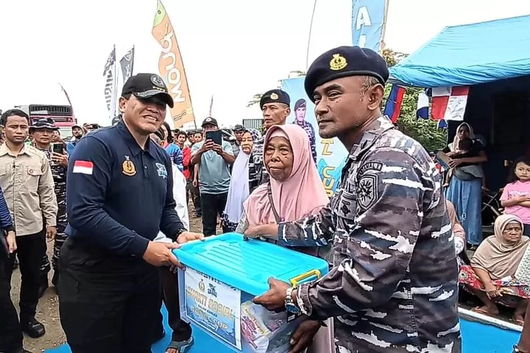 Kepala Staf Angkatan Laut menyerahkan bantuan sembako kepada warga Kaliwung di sela-sela&nbsp; KSAL Hiu Selatan Internasional Hard Enduro 7 Minggu 6 Juli 2025.  (edi prayitno/kontributor kendal)