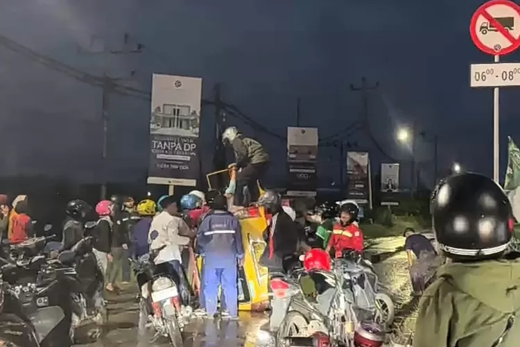 Warga menolong penumpang angkot yang terguling di Pantura Sumberejo Senin 7 juli 2025 malam.  (dokumen)