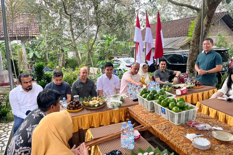 Utusan dari The Zayed Foundation melakukan kunjungan ke Desa Peron, Limbangan, Kendal.  (dokumen)
