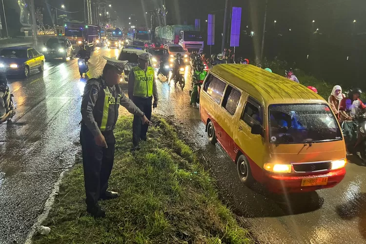 Unit Laka Lantas Polres Kendal saat olah tempat kejadian kecelakaan angkutan kota yang terbalik di sumberejo kaliwungu.  (dokumen)