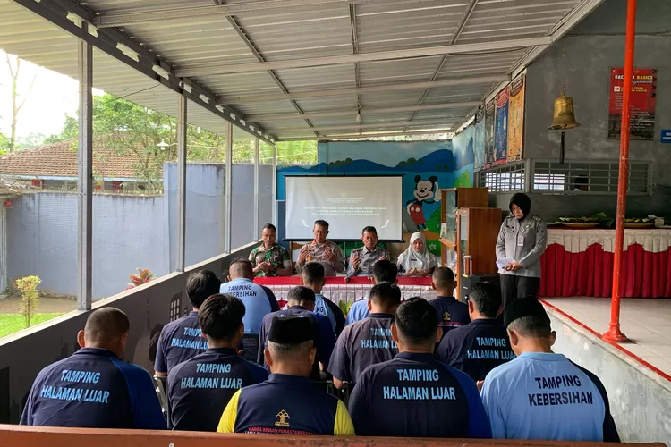 Warga binaan di Lapas Pemuda Kelas IIB Plantungan sebelum laksanakan tes urin Selasa 8 Juli 2025.  (edi prayitno/kontributor kendal)