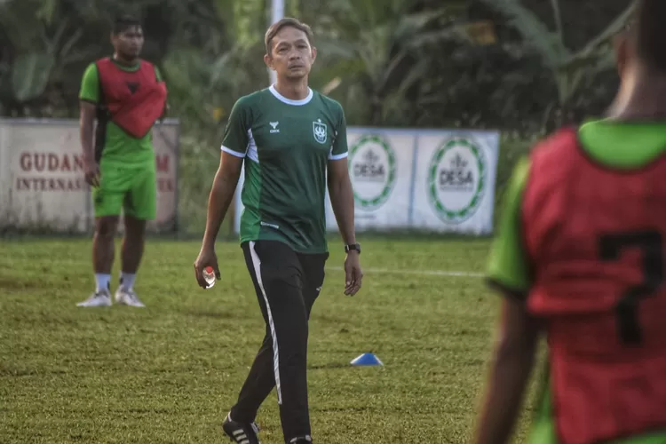 Pelatih PSIS Semarang Kahudi Wahyu meminta timnya untuk berproses di tengah keraguan suporter. (Ayosemarang.com/ Audrian Firhannusa)