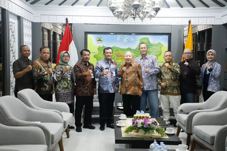 Gubernur Jateng Ahmad Luthfi saat menerima audiensi dari Apindo Jateng di kantornya untuk membahas regulasi UMK. (Humas Jateng)