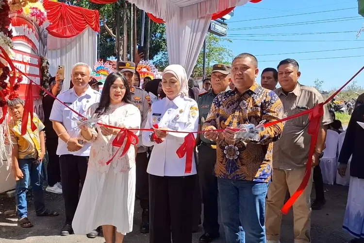 Bupati Kendal resmikan Kantor hukum Hernanda Associates untuk warga tak mampu di Desa Campurejo Boja .  (edi prayitno/kontributor kendal)