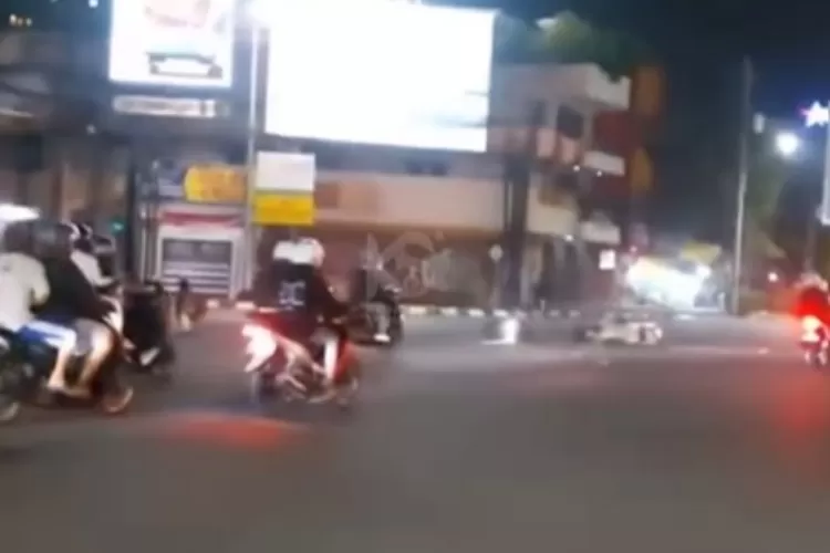 Kecelakaan akibat balap liar di perempatan Milo Semarang.  (Instagram/kejadiansmg)