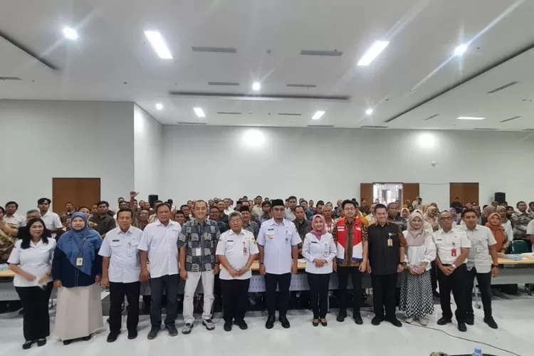 Bupati Sragen, Sigit Pamungkas (peci hitam) bersama pemimpin Bank Jateng Cabang Sragen, Heri Prasetyo (5 dari kiri) berfoto dengan 208 KDMP penerima AHU dan Akta Notaris KDMP di Aula Pemda Terpadu Kabupaten&nbsp;Sragen. Rabu (9/7/2025). &nbsp; (Dok)