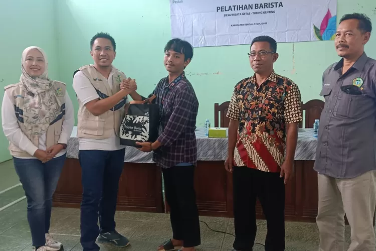 PLN Peduli menggelar pelatihan barista untuk para pemuda Karang Taruna.  (edi prayitno/kontributor Kendal)