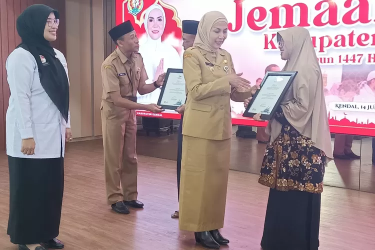 Bupati Kendal menyerahkan sertifikat haji kepada jemaah haji tahun 2025 saat penerimaan jemaah haji di Pendopo Bahurekso Senin 14 Juli 2025.  (edi prayitno/kontributor Kendal)