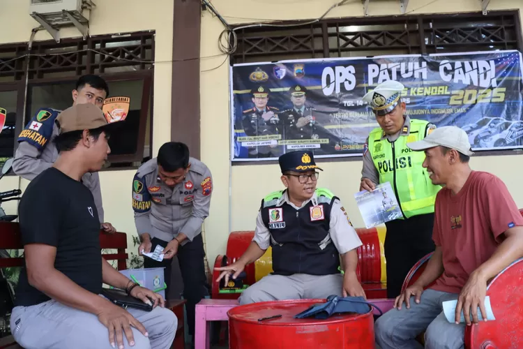 Pemeriksaan kesehatan bagi pengemudi angkutan umum oleh Polres Kendal.  (edi prayitno/kontributor kendal)