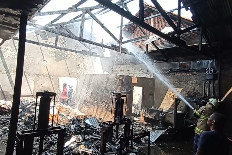 Petugas Damkar Kendal menyemprotkan air ke lokasi kebakaran di pabrik kerupuk di Kaliwungu rabu 16 juli 2025.  (edi prayitno/kontributor kendal)