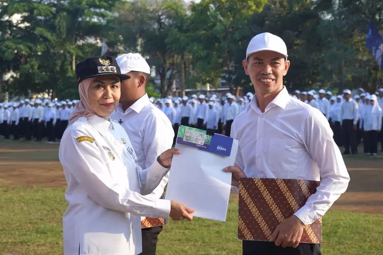 Bupati Kendal menyerahkan SK pengangkatan di alun-alun Kendal Rabu 16 juli 2025.  (edi prayitno/kontributor kendal)