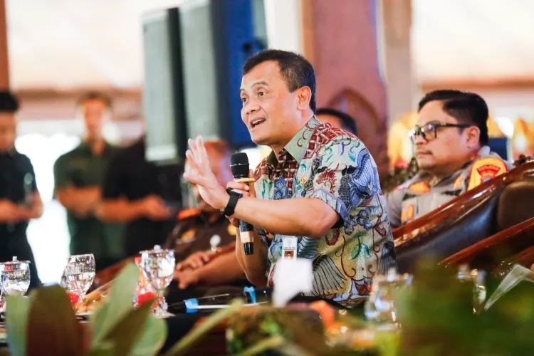 Gubernur Jateng Ahmad Luthfi saat menyerap aspirasi di Pendopo Kabupaten Temanggung.  (Humas Jateng)