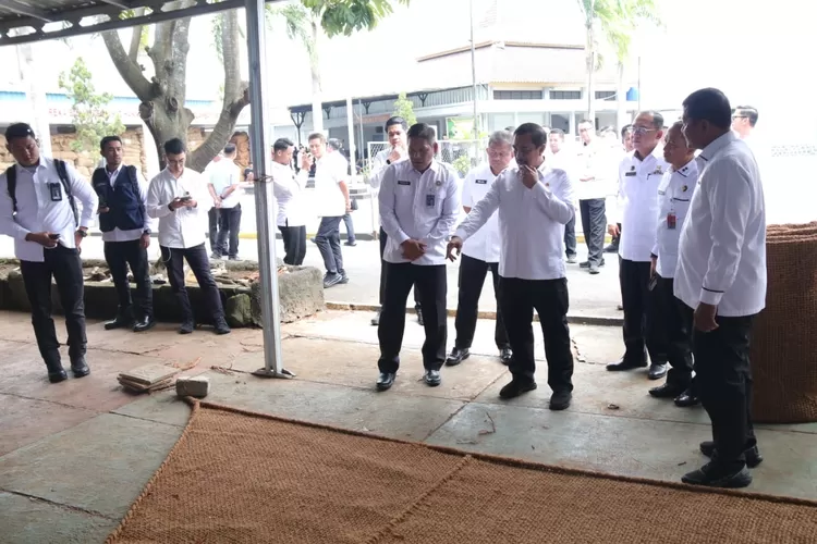 Menteri Imigrasi dan Pemasyarakatan RI, Agus Andrianto, baru baru ini meninjau Ruangan Kegiatan Kerja Lapas Kelas IIA Garut, Jawa Barat, dan menyaksikan langsung produk-produk unggulan karya warga binaan yang telah menembus pasar internasional. (Dok.)