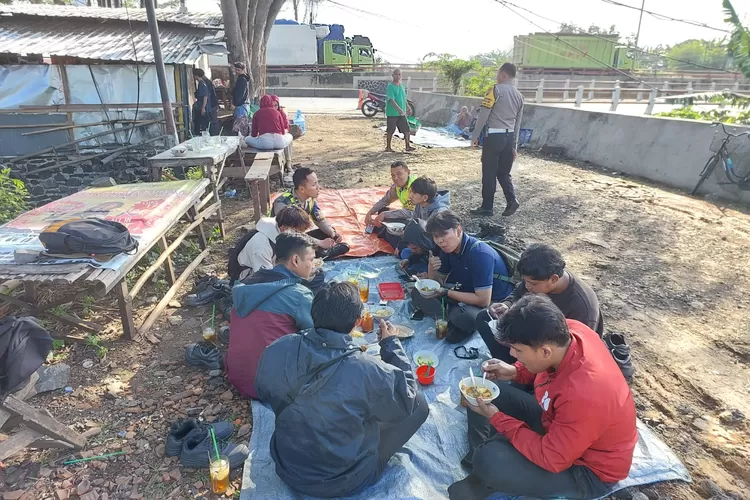 Dengan suasana santai Satlantas Polres Kendal sosialisasi keselamatan berlalu lintas.  (edi prayitno/kontributor kendal)