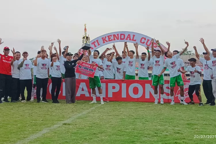 Bupati Kendal Dyah Kartika Permanasari serahkan tropi juara Bupati Cup U-23, di Stadion Kebondalem, Minggu 20 Juli 2025.  (edi prayitno/kontributor kendal)
