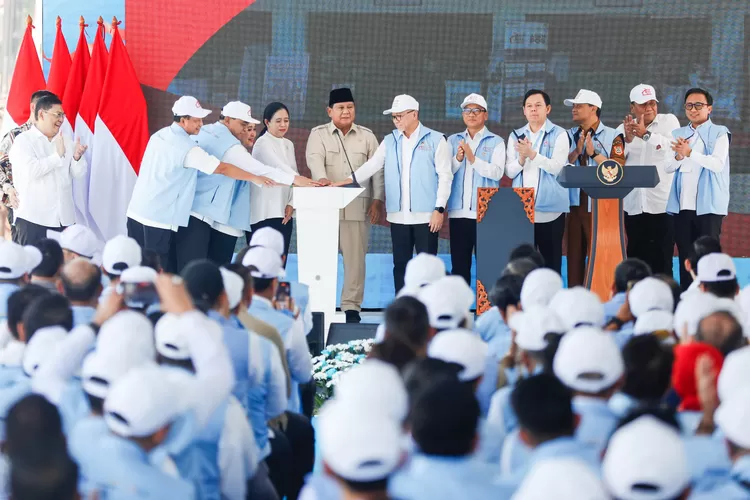 Gubernur Jateng Ahmad Luthfi bersama Presiden Prabowo Subianto saat meresmikan Kooperasi Merah Putih di Klaten. (Humas Jateng)