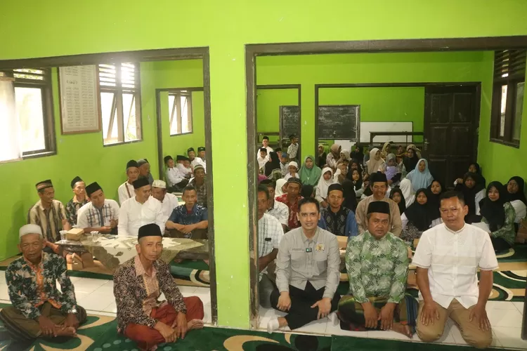 Anggota DPR RI Mas Nando bersama warga Desa Gondoharum usai sosialisasi empat pilar kebangsaan.  (edi prayitno/kontributor kendal)