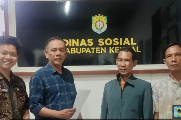 SF warga Kendal yang nekad bertemu dengan Gubernur Jawa Barat dan dijemput Dinsos Kendal.  (dokumen)
