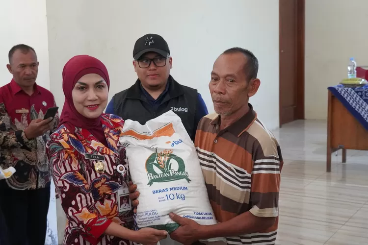 Bupati Kendal serahkan bantuan cadangan beras. (dokumen)