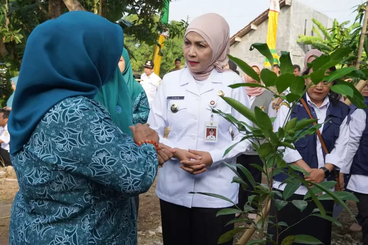Bupati Kendal usai menamanpohon di Gerakan Ibu Menanam Pohon (Rabu Pon) di Kelurahan Karangsari.  (edi prayitno/kontributor kendal)