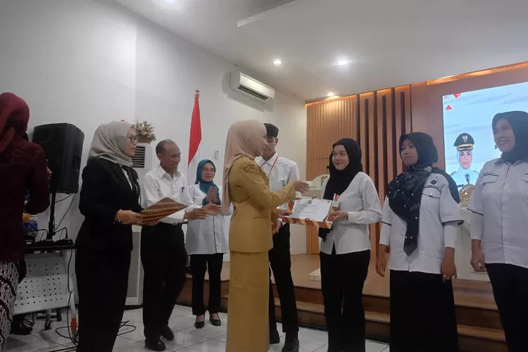 Bupati Kendal menyerahkan sertifikat pelatihan yang diselenggarakan Pemkab Kendal dan Industri di KIK .  (edi prayitno/kontributor kendal)