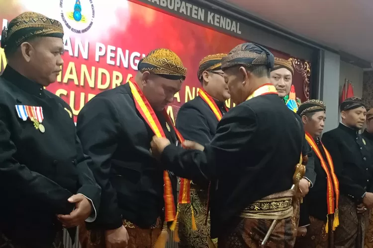 KRAT Muhammad Tommy Fadlurahman saat dikukuhkan sebagai pengurus Paguyuban Kusuma Handrawina Nusantara Kabupaten Kendal.  (edi prayitno/kontributor kendal)