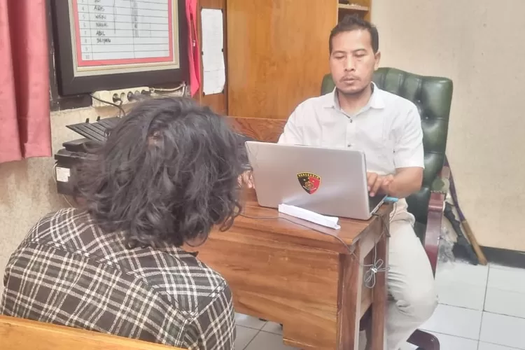 MH pelaku penusukan di weleri saat diperiksa polisi. (dokumen)