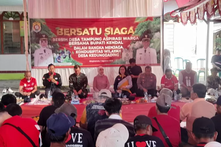 Bersih Desa Tampung Aspirasi Warga di halaman kantor Balai Desa Kedunggading, Jumat 1 Agustus 2025.  (edi prayitno/kontributor Kendal)