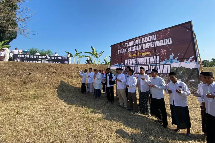 Warga Kebonharjo menggelar doa bersama di area tanggul kali boidri yang pernah jebol Jumat 1 Agustus 2025.  (edi prayitno/kontributor kendal)