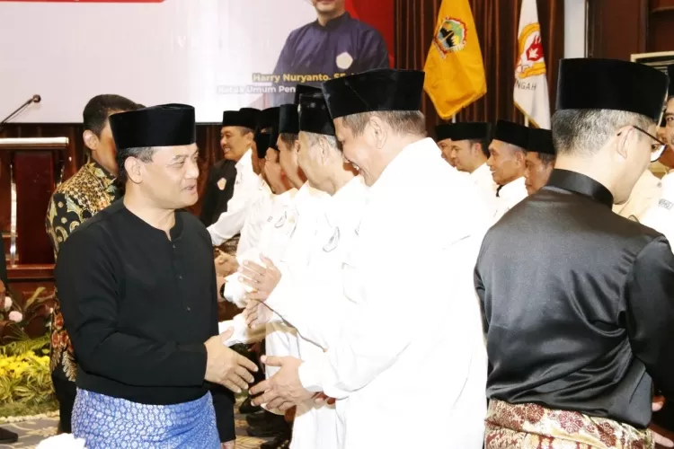 Gubernur Jateng Ahmad Luthfi saat melantik pengurus PSI Jawa Tengah.  (Humas Jateng)