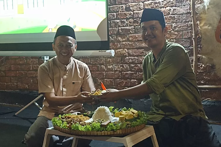 Pengasuh Pesantren Pungkuran Nurul Hidayah Kaliwungu memotong tumpeng dalam pembukaan program santri lajau Sabtu 2 Agustus 2025.  (edi prayitno/kontributor Kendal)