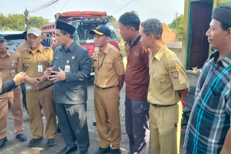 Wakil Gubernur Jawa Tengah saat melihat kondisi tanggul Kali Bodri saat kunjungan Senin 4 Agustus 2025.  (dokumen)