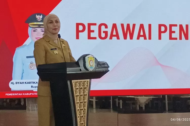 Bupati Dyah Kartika Permanasari saat meluncurkan Praja Daerah di Pendopo.  (dokumen)