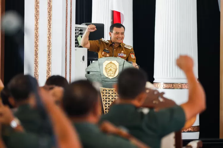 Gubernur Jateng Ahmad Luthfi saat memberi arahan pafs acara Konvergensi Penanganan Kemiskinan Lintas Jateng di Pati. (Humas Jateng)