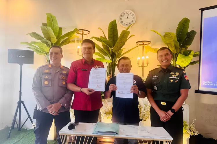 Penandatanganan Perjanjian Kerja Sama Kepala Dinarpus Kendal dan Ketua BPC PHRI Kendal.  (dokumen)