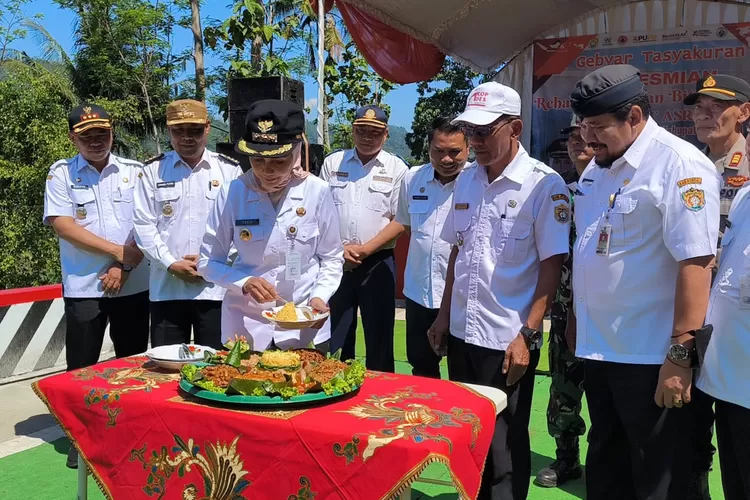 Bupati Kendal memotong tumpeng tanda peresmian jalan penghubung Biting-Cening.  (edi prayitno/kontributor Kendal)