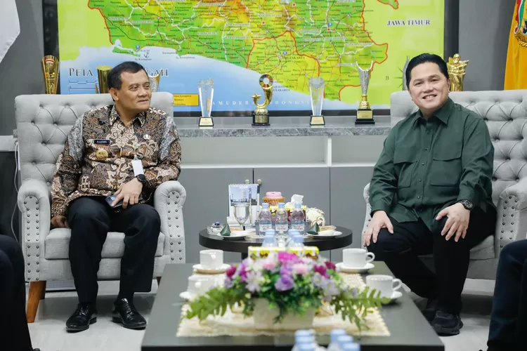 Ketua Umum PSSI Erick Thohir saat menemui Gubernur Jateng Ahmad Luthfi di kantornya. Erick nyatakan akan menghidupkan lagi Liga Perserikatan. (Humas Jateng)